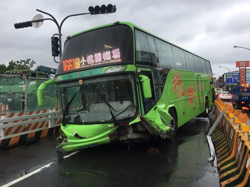 統聯客運班車自撞安全島車上無乘客司機輕微挫傷 葛瑪蘭新聞網