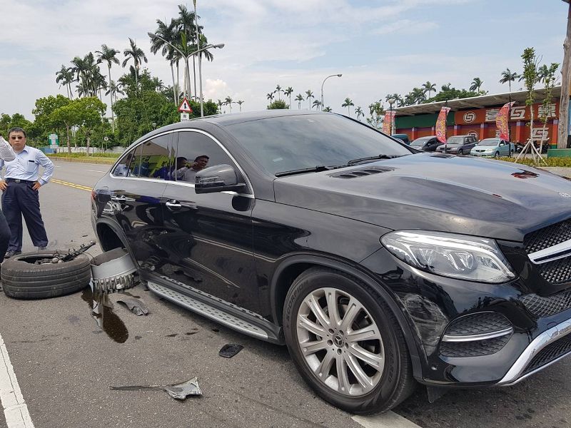 自小客車擦撞賓士車聽到昂貴修理費嚇得臉色發白 葛瑪蘭新聞網