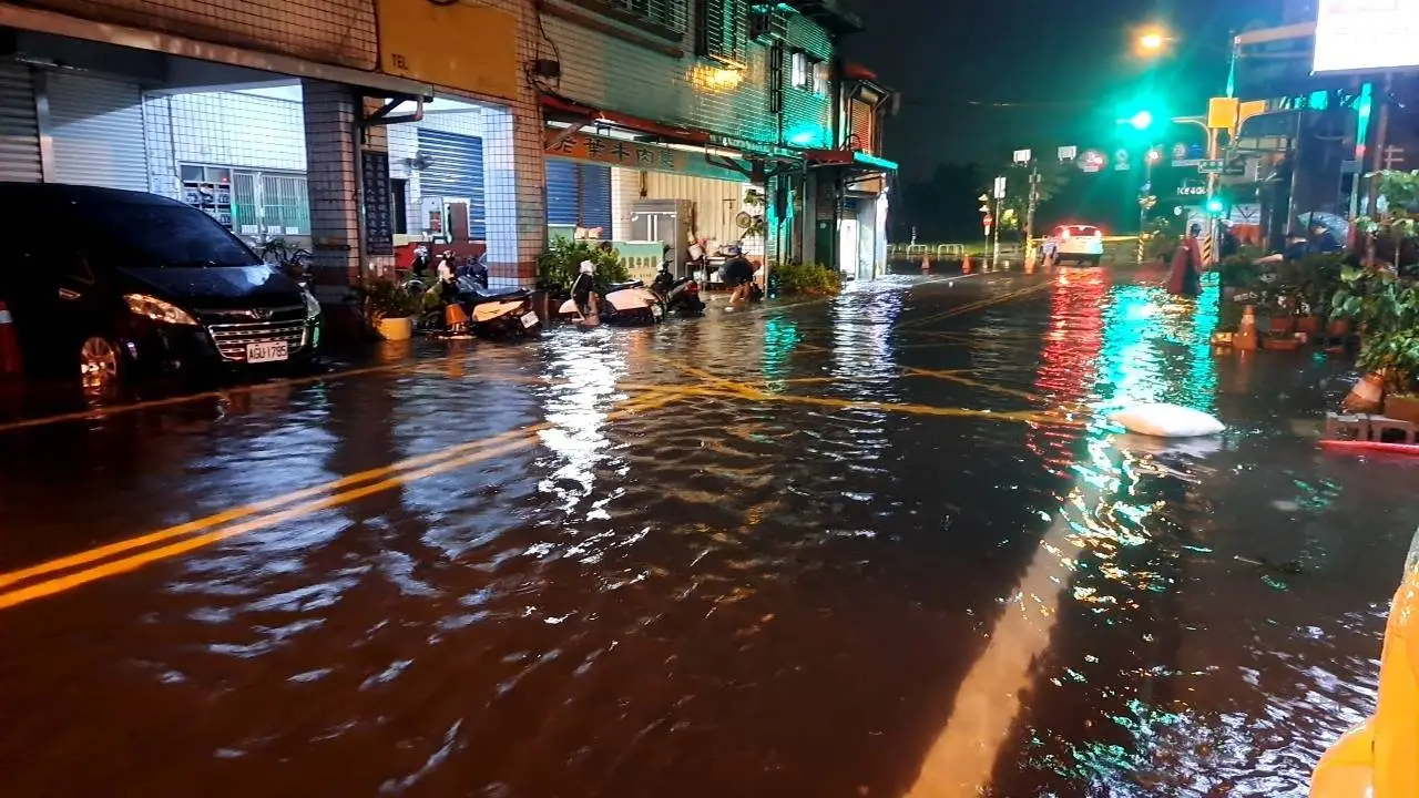 羅東深夜多處淹水