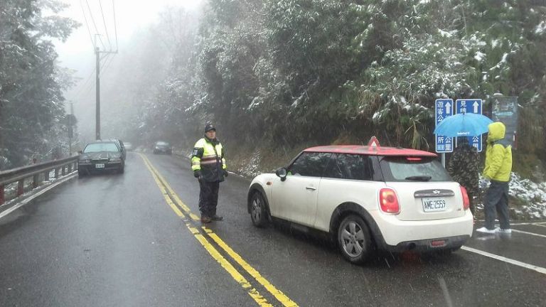 中橫公路思源啞口至南山下雪預警性封路