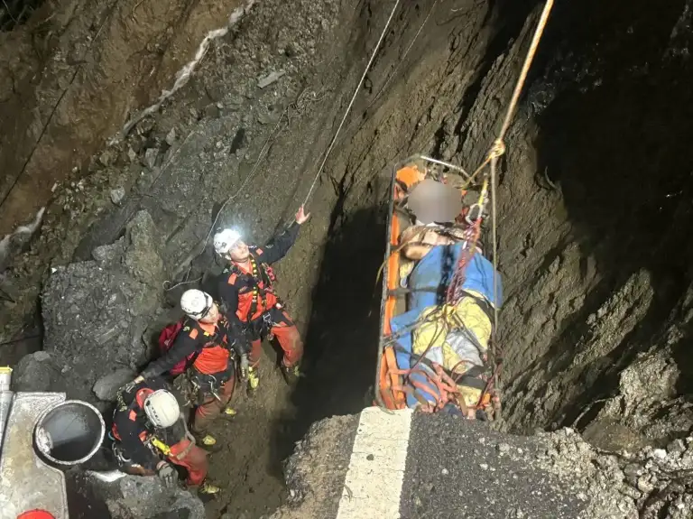 蘇花公路路基掏空 滿載四婦女轎車摔落50米山崖【影音新聞】