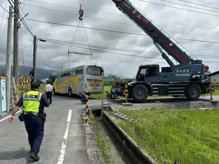 遊覽車開到～田中央．道路太窄．無人受傷