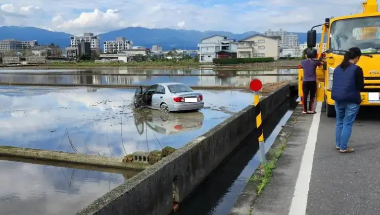 田中央的車輛．竟橫跨一條大水溝．令人稱奇