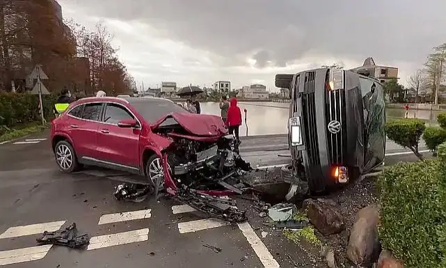 礁溪福斯九人座廂型車．賓士車相撞～11人送醫【影音新聞】