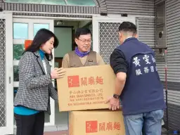 黃雯如議員歲末送暖．捐贈物資幫助弱勢團體