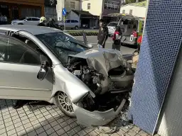 看誰比較硬？轎車撞民宅梁柱．3人受傷