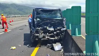 國五南向31.6公里 小貨車自撞路邊工程車 駕駛命危