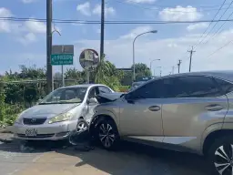 員山危險路口再出事．白色轎車遭撞駕駛送醫
