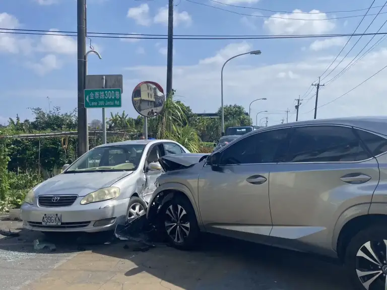 員山危險路口再出事．白色轎車遭撞駕駛送醫