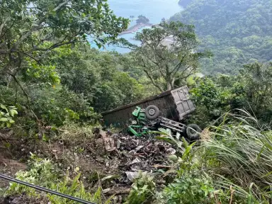 台9線東澳段大貨車翻覆邊坡～深度達10米1人受困警消緊急救援
