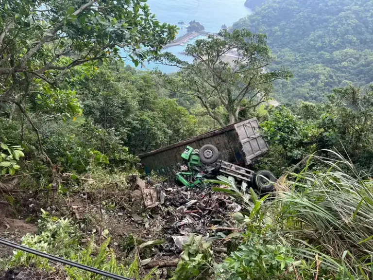 台9線東澳段大貨車翻覆邊坡～深度達10米1人受困警消緊急救援