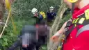 烏岩角9名印尼籍遊客受困．海象翻波浪．無法接駁．徒歩救援