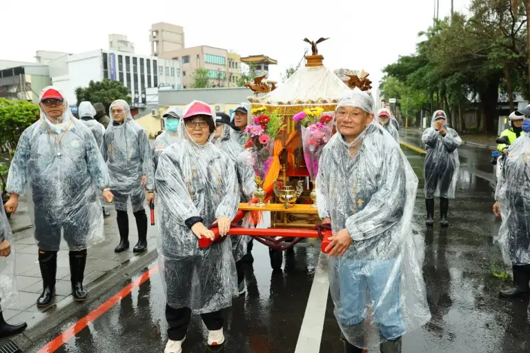 近千民眾隨土地公春遊羅東 鎮長吳秋齡帶領鎮民冒雨前行【影音新聞】