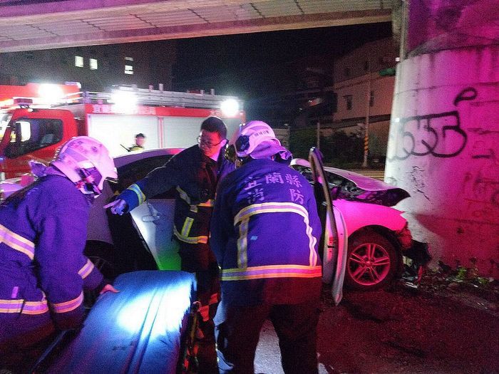 深夜駕車闖紅燈自撞橋墩．頭城兩人死亡【影音新聞】