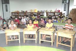 新式課桌椅移撥啟用 宜縣逐年汰換更新100所國中小學課桌椅