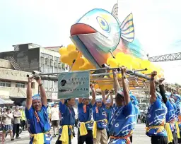 鯖魚祭打響討海文化特色 創意大鯖魚南方澳踩街超吸睛【影音新聞】