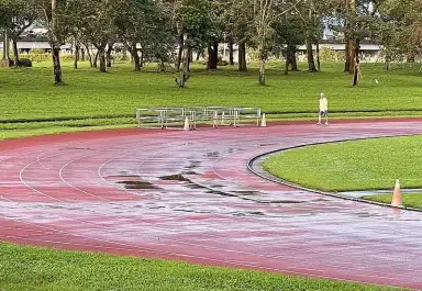 紅土場地排水性佳．「PU」跑道仍積水處處